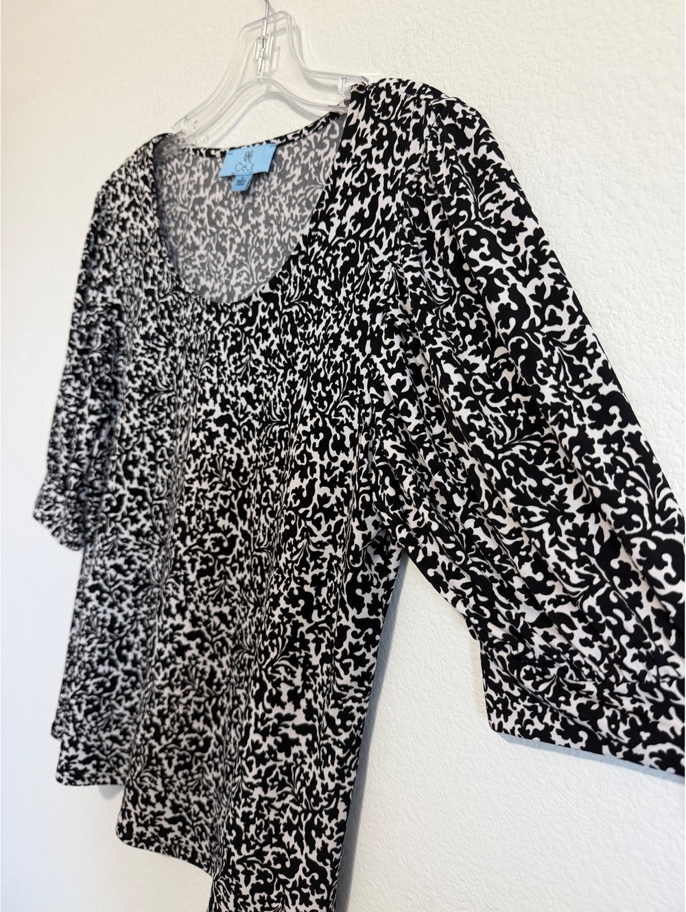 CeCe Short Sleeve Scoop Neck White/Black Floral Stretch T-Shirt Women's Size M - Picture 4 of 6